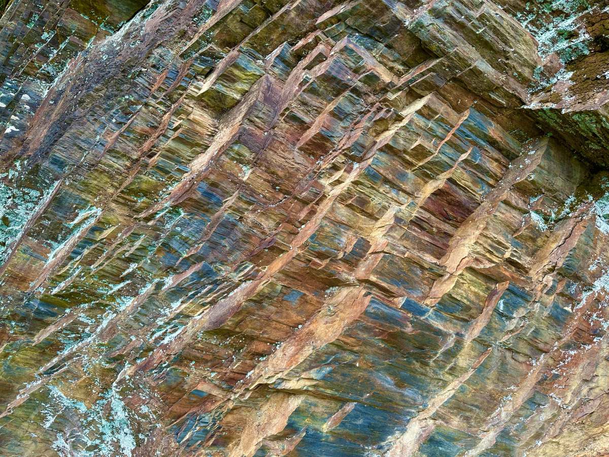 Sieve and Intelligence: LLMs as Extractors of Metaphorical Entity Information Embedded in Data for Intelligence Generation 篩與智 : LLM 作為提取存於資料中隱喻實體資訊以生成智能