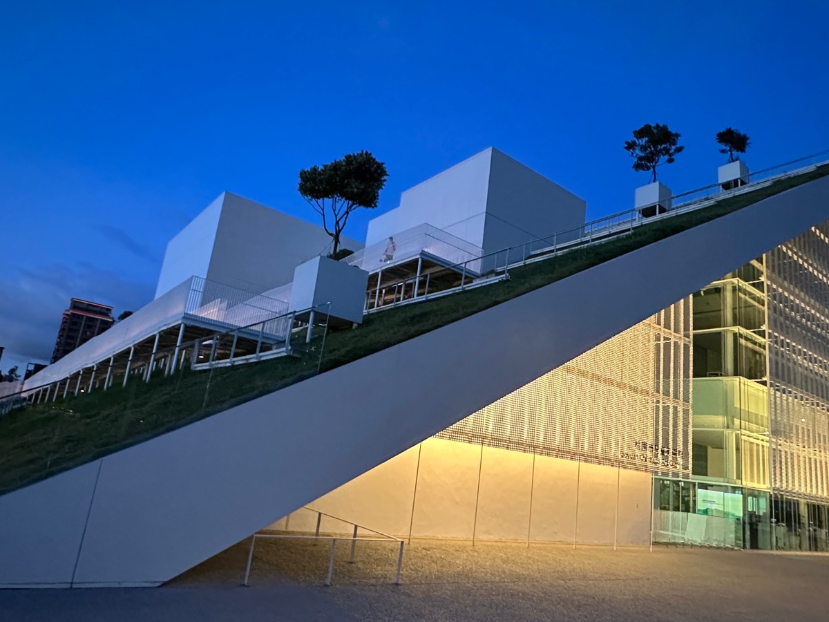 Scaling Up and Scaling Out Design Thinking: Cost Saving and Risk Taking in AI-Driven Hardware and Software Development  “擴展式與擴充式設計思維：人工智慧驅動的硬體與軟體開發中的成本節省與風險承擔"